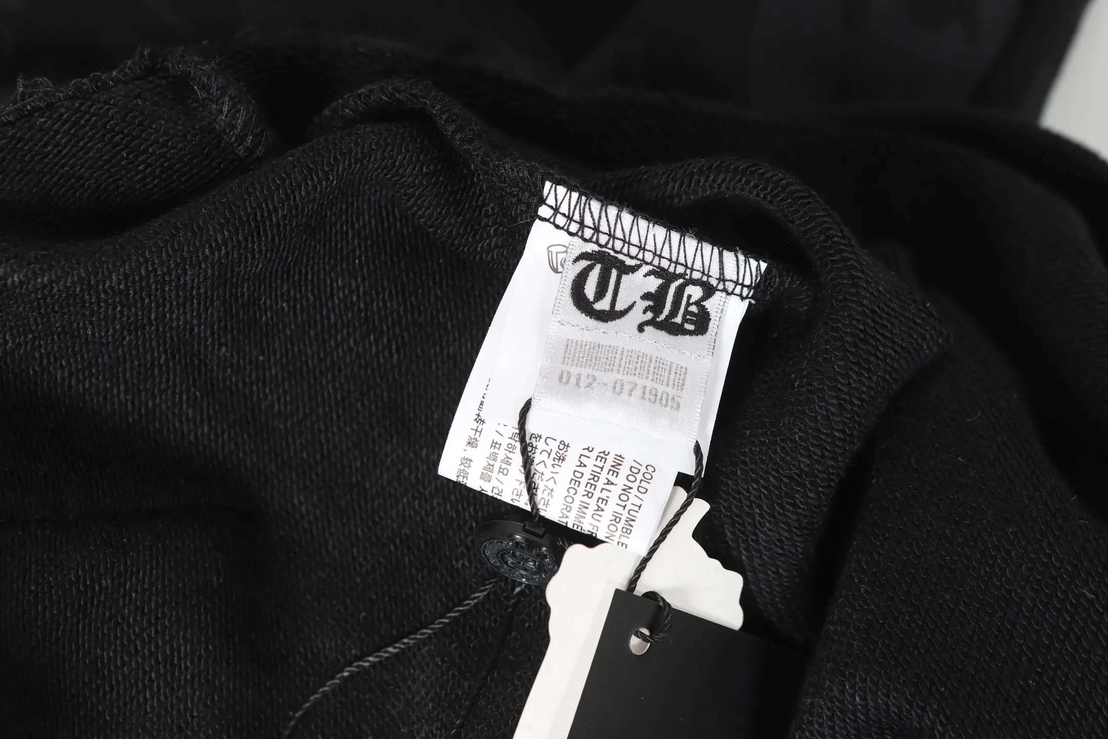 P280 #L3120 cross-border model. Those who pursue quality should not place an order. -Chrome Hearts/Chrome Heart Dark Pattern Cross✝️Horseshoe Sanskrit Hooded Sweatshirt -High weight, high density and high quality. The wool is soft, delicate and skin-friendly. It feels soft and silky. It has excellent warmth and skin-friendly properties.